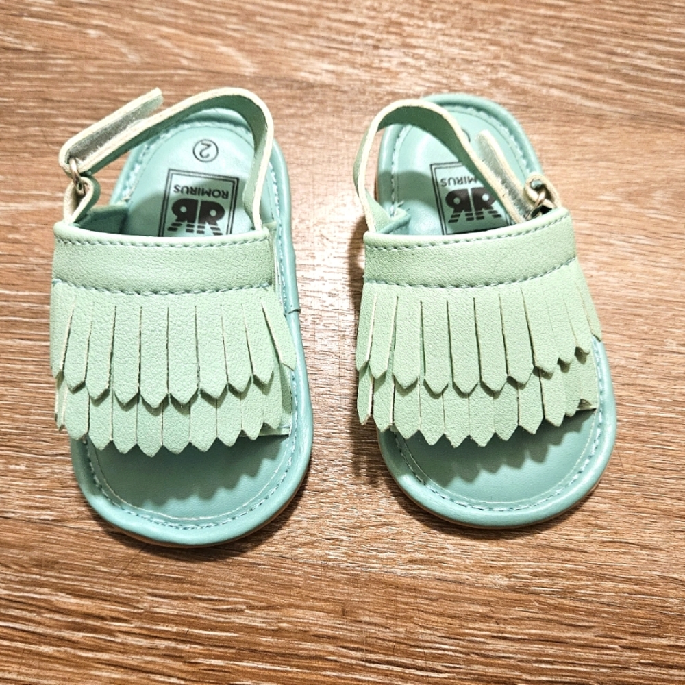 Baby sandals with fringe